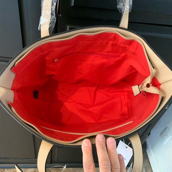 Monroe tote with clutch and shoulder bag. - Picture 4 of 5